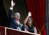 El presidente Felipe Calderón Hinojosa, y su esposa, Margarita Zavala, tomaron unos segundos para agitar su mano derecha, a manera de despedida.