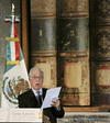 Por la contribución que desde el español ha hecho al enriquecimiento del patrimonio literario de la humanidad, el escritor peruano Mario Vargas Llosa (1936) recibió el primer Premio Internacional “Carlos Fuentes” de Creación Literaria en Idioma Español.