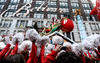 No podía faltar Santa Claus en el espectacular desfile. (AP)