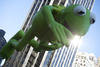El globo de Kermit the Frog mejor conocido como la Rana René. (AP)