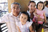 24112012 DISFRUTARON EN FAMILIA DE AMENA PIÃ±ATA.  RomÃ¡n papÃ¡ e hijo, AndrÃ©s, Martha Julia, MatÃ­as y Camila.