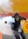 Los miembros de la Policía Federal y del cuerpo antimotines de la capital mexicana respondieron con gases lacrimógenos, restablecieron las vallas e impidieron el paso de los manifestantes, que utilizaron aerosoles para prender fuego.