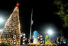 Decenas de laguneros presenciaron el encendido del árbol navideño en la Plaza Mayor, iniciando con los festejos de esta temporada.