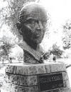 11122012 Busto en bronce de doña Magdalena Mondragón Aguirre, develado por el presidente municipal Lic. don Braulio Fernández en el año de 1984, en la Calzada de los Escritores Laguneros en la Alameda Zaragoza de Torreón, Coahuila.