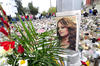 Afuera de esta residencia que Jenni Rivera le compró a su madre, fue evidente la presencia de decenas de medios de comunicación en español e inglés a fin de obtener nuevas declaraciones de los familiares.