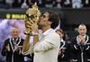JULIO.  Histórico Federer se lleva Wimbledon |
En la ‘catedral del tenis’ se jugaba el tercer Grand Slam del año, en la rama varonil Roger Federer conquistaba su séptimo campeonato de Wimbledon tras vencer al local Andy Murray, en la femenil, Serena Williams vencía a Radwanska