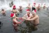 Un grupo de bañistas disfrutaron del tradicional baño en aguas heladas en el lago Orankesee organizado por la asociación "Berlin Seals" en Berlín.