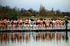 Decenas de personas participaron en el tradicional baño de Navidad en el Hyde Park en Reino Unido.