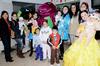 23122012 PEQUEÑOS  pacientes del Hospital Infantil junto a personal de una maquiladora y la presidenta de Acción Social, quienes les obsequiaron juguetes.