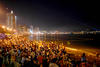 En Acapulco miles de personas recibieron el año nuevo en la playa.