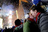 Cientos de miles de personas colmaron Times Square, en la Ciudad de Nueva York, para observar el descenso anual de la esfera cubierta de cristal y dar la bienvenida al año nuevo 2013.