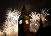 El famoso "Big Ben" marcó el inicio del 2013 en Londres para después iluminar el cielo con los fuegos artificiales.