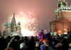 Cientos de personas observaron los fuegos artificiales durante la celebración de Año Nuevo en la Plaza Roja de Moscú, Rusia.