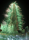 En Dubai, fuegos decoraron el Burj Khalifa, el edificio más alto del mundo, durante las celebraciones de año nuevo.