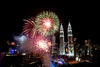 Un espectáculo de fuegos artificiales en las torres Petronas de Kuala Lumpur, recibieron el año nuevo en Malasia.