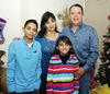 06012013 CENA FAMILIAR.  Francisco y Lucy con sus hijos Francisco y Andrea.
