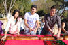 09012013 DANIELA , Ricardo y AndrÃ©s, al momento de preparar la Rosca de Reyes.