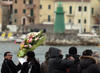 Los parientes de las víctimas arrojaron flores al mar y se abrazaron mientras contemplaban la ceremonia desde un transbordador especial que se mecía entre las olas bajo un cielo parcialmente encapotado.