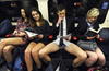 Como cientos de personas alrededor del mundo en el Global No Pants Subway Ride de Improv Everywhere, ante la mirada de propios y extraños, capitalinos viajaron “en calzones” a bordo del Metro.