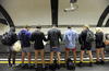 Miles de jóvenes británicos se despojaron de sus pantalones en las distintas estaciones de Metro.
