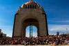 La acción popular, que culminó con una foto masiva en torno al Monumento a la Revolución de la capital mexicana, tuvo un tono lúdico-festivo desde el principio a fin.