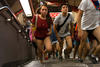 Los usuarios capitalinos no dudaron en despojarse de sus pantalones en el Metro de la Ciudad de México.