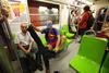 Los usuarios capitalinos no dudaron en despojarse de sus pantalones en el Metro de la Ciudad de México.