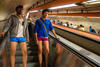 Como cientos de personas alrededor del mundo en el Global No Pants Subway Ride de Improv Everywhere, ante la mirada de propios y extraños, capitalinos viajaron “en calzones” a bordo del Metro.