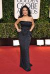 La mexicana Salma Hayek desfiló por la alfombra de los Globos de Oro, donde acudió a presentar un galardón.