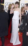 La actriz Anne Hathaway eligió un sencillo vestido blanco para asistir a la entrega de los Globos de Oro.