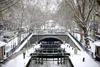 Parisinos y turistas han observado la nevada sobre el Canal de Saint Martin.