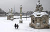 Los monumentos emblemáticos de París, han quedado bajo la nieve.