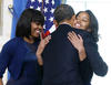 Tras el juramento, que duró apenas un minuto y en el que se comprometió a "defender la Constitución de Estados Unidos", el presidente besó a su esposa y a sus hijas, Malia y Sasha.