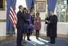Obama, rodeado de su familia, rindió juramento ante el magistrado presidente John Roberts en el Salón Azul de la Casa Blanca.