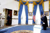 Obama, rodeado de su familia, rindió juramento ante el magistrado presidente John Roberts en el Salón Azul de la Casa Blanca.