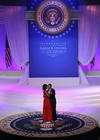 Barack Obama, y su esposa Michelle pusieron el broche a su fiesta de investidura con un baile a ritmo de "soul" lleno de guiños de complicidad entre ambos y que cerró a una jornada que para el mandatario demuestra "la majestuosidad de nuestra democracia".