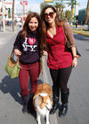 24012013 DE PASEO.  Tania y Laura con su mascota.