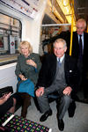 El heredero al trono británico, de 64 años, y la duquesa de Cornualles viajaron durante un trayecto de tan solo tres minutos en la línea Metropolitana desde la estación de Farringdon hasta la contigua y concurrida de King's Cross.