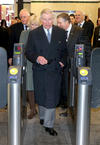 El heredero al trono británico, de 64 años, y la duquesa de Cornualles arribaron a la estación de Farringdon para iniciar el recorrido.