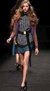 La modelo luce un conjunto de Tsolo Munkh, el cual se caracteriza por innovadores diseños en accesorios para realzar el conjunto.