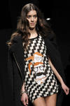 La firma Juan Pedro López presenta innovadores vestidos durante la pasarela de moda 080 Barcelona Fashion.