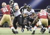 En la imagen, el quarterback de los Ravens, Joe Flacco, recuperándose de una taclkeada.
