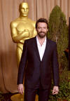 La actriz británica Naomi Watts, nominada por el Oscar a Mejor Actriz de Reparto, asistió al evento con sencillo vestido negro.