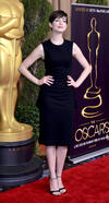 La actriz británica Naomi Watts, nominada por el Oscar a Mejor Actriz de Reparto, asistió al evento con sencillo vestido negro.