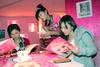 Una mesera toma una orden de los clientes del primer restaurante mundial de Barbie, llamado Barbie Café en Taipei, Taiwan. Ltd, quien abrió el restaurante, explica que tiene planes de abrir más Barbie Cafés dentro y fuera de Taiwan, la primer ciudad a la que desea abrirlo es Shangai, China.