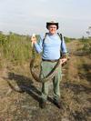 Fotografía donde aparece el biólogo Kevin Enge con una pitón birmana. Un total de 21 pitones han sido capturadas en los Everglades en la primera semana del concurso organizado en Florida para tratar de reducir la población de estas serpientes, que no son naturales de la zona y están arrasando la fauna autóctona de este delicado ecosistema.