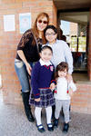 Marcela  con sus hijos Andrés, Daniela y Ximena.