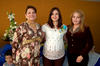 Madly Arely Torres Díaz durante su fiesta de canastilla junto a su mamá Carmen Díaz y su suegra Graciela Sandoval.