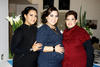 Karen Valdés de De Santiago en compañía de las anfitrionas de su canastilla: Karina de Cabañas y Claudia Issa.