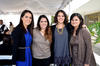 Claudia junto a un grupo de damas asistentes.